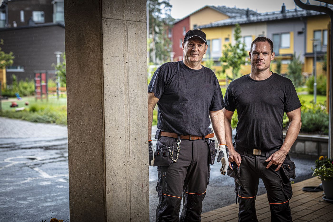 to vaktmestere som står ved siden av en stolpe