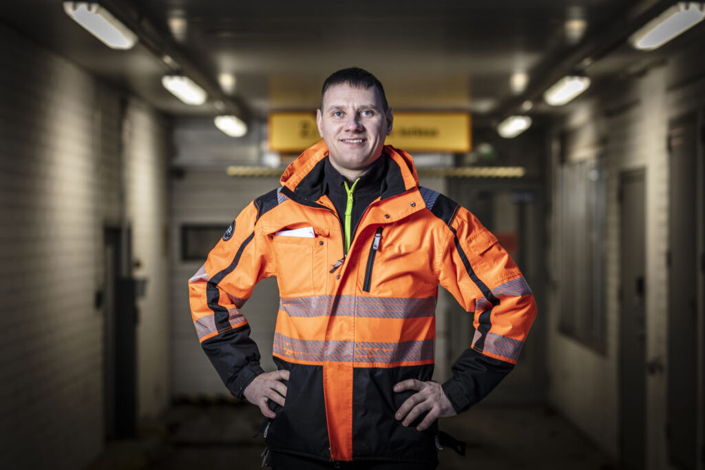 «Ansatt i arbeidsjakke i en korridor